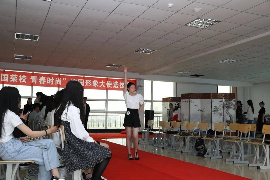 路遇落水车辆 法院干警出手相救